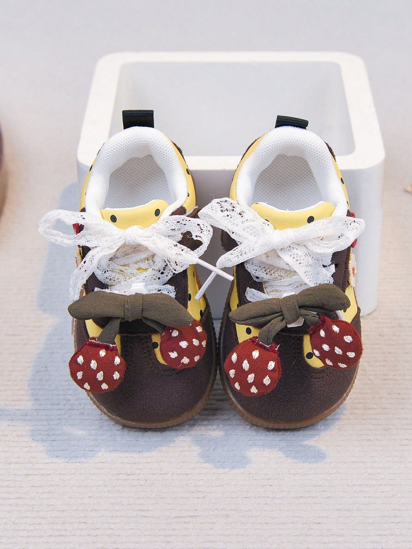 Infant Girl Casual Shoes With 3D Strawberry Decor, Lace Bow Knot Embellishment, Hook And Loop Closure, Suitable For Infants And Toddlers