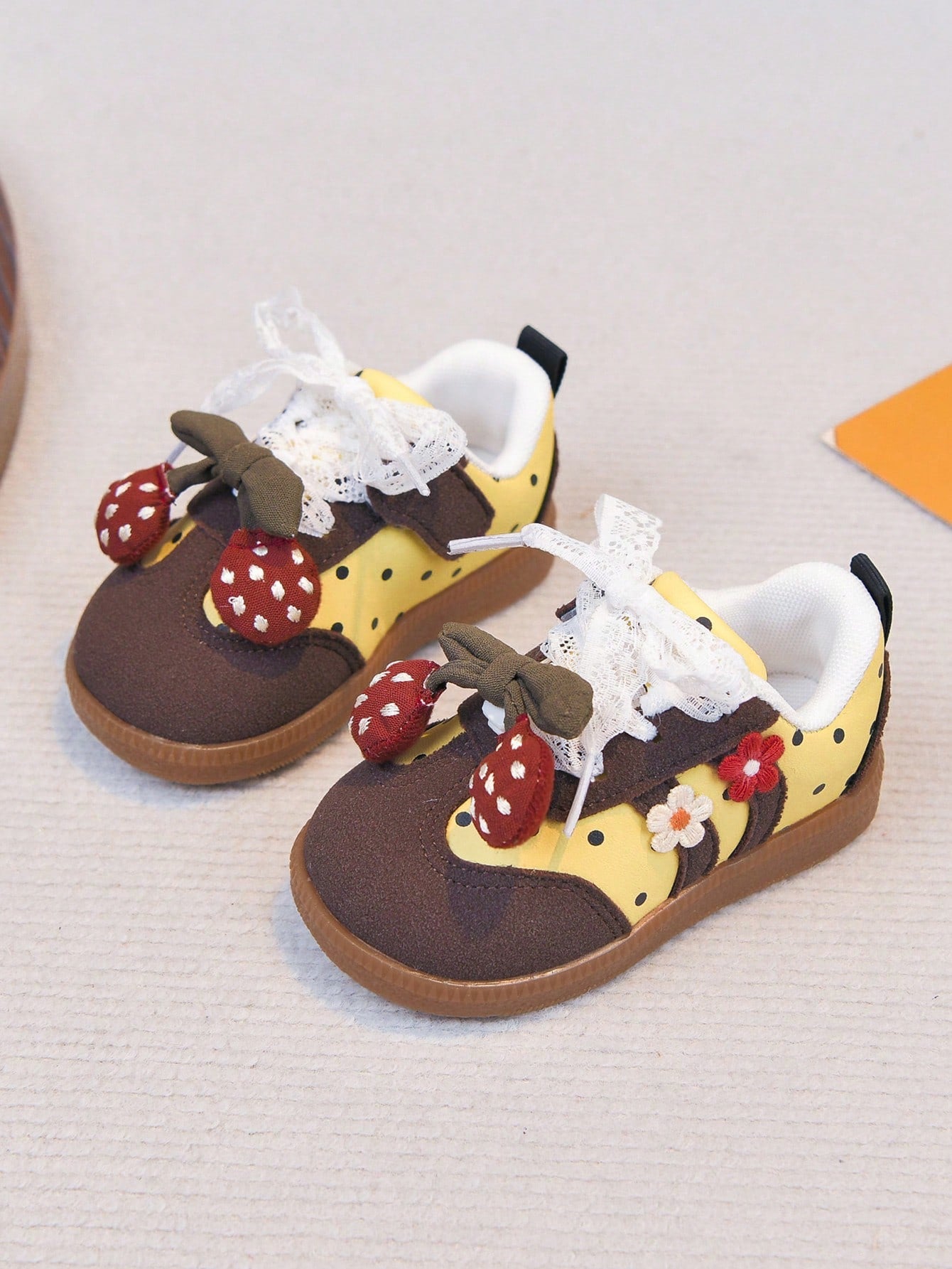Infant Girl Casual Shoes With 3D Strawberry Decor, Lace Bow Knot Embellishment, Hook And Loop Closure, Suitable For Infants And Toddlers