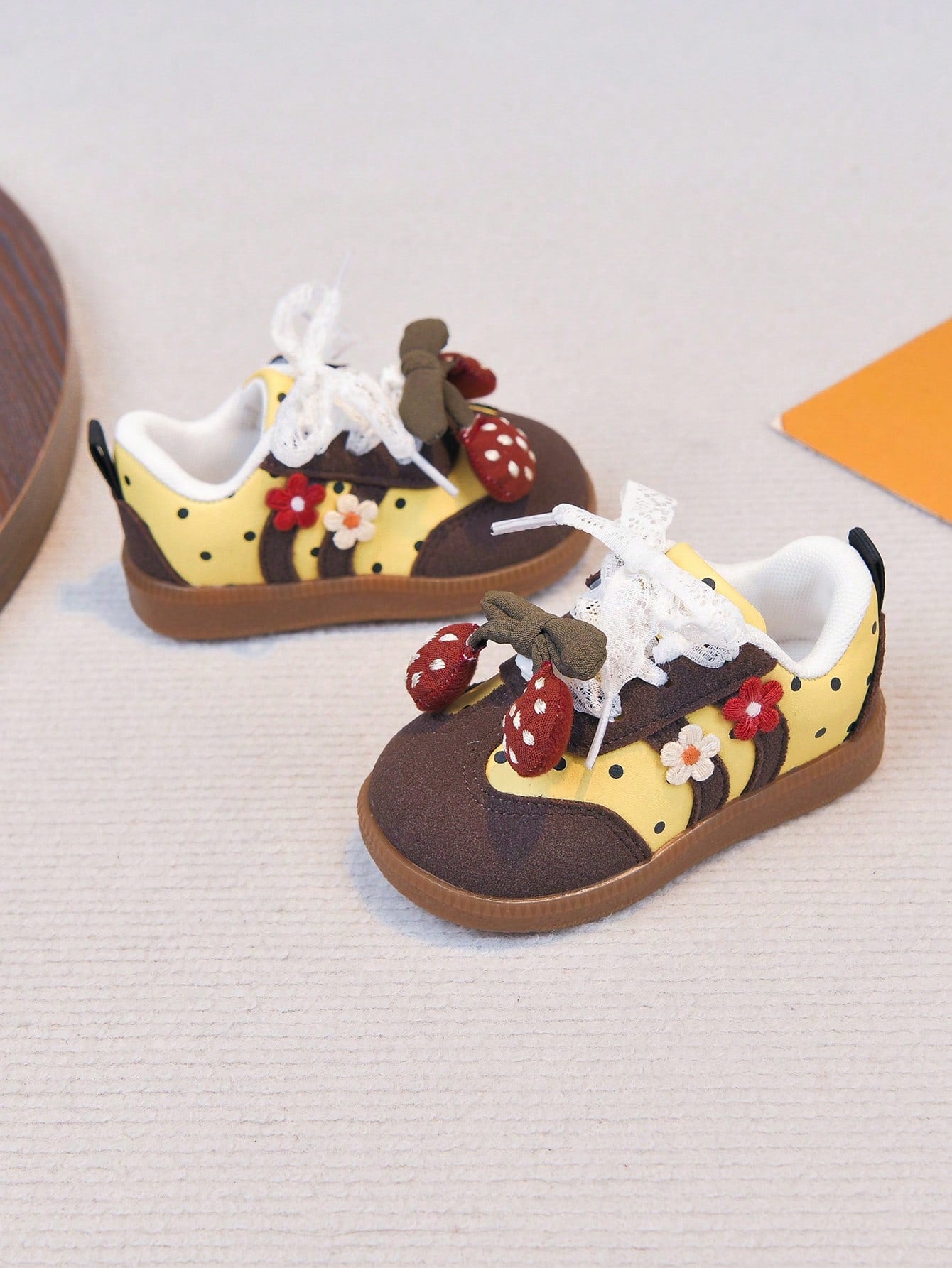 Infant Girl Casual Shoes With 3D Strawberry Decor, Lace Bow Knot Embellishment, Hook And Loop Closure, Suitable For Infants And Toddlers
