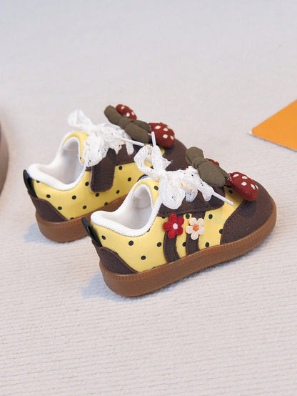 Infant Girl Casual Shoes With 3D Strawberry Decor, Lace Bow Knot Embellishment, Hook And Loop Closure, Suitable For Infants And Toddlers