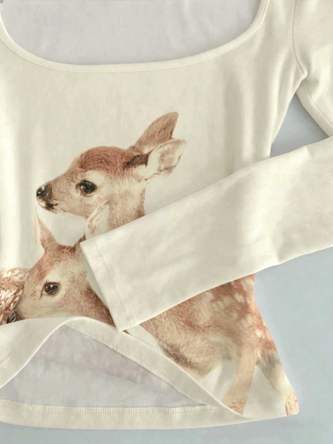 IslaSuriya French-Style Square-Neck Long-Sleeve Base Shirt For Women With A Small Deer Print, Slim-Fitting T-Sh