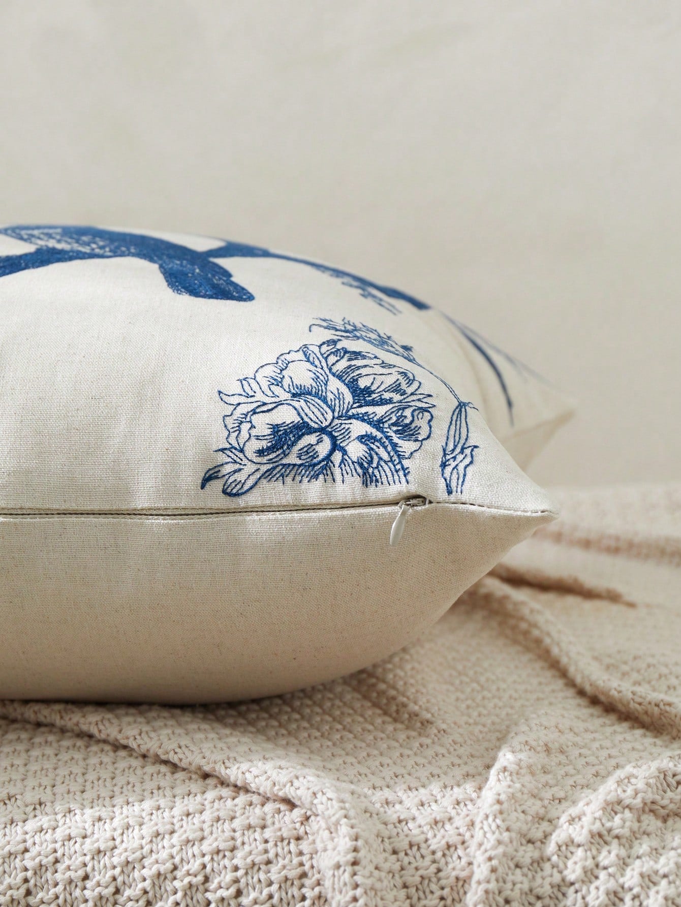 LCUHPCL Embroidered Bird Pattern Pillow Case, No Filling, Suitable For All Seasons