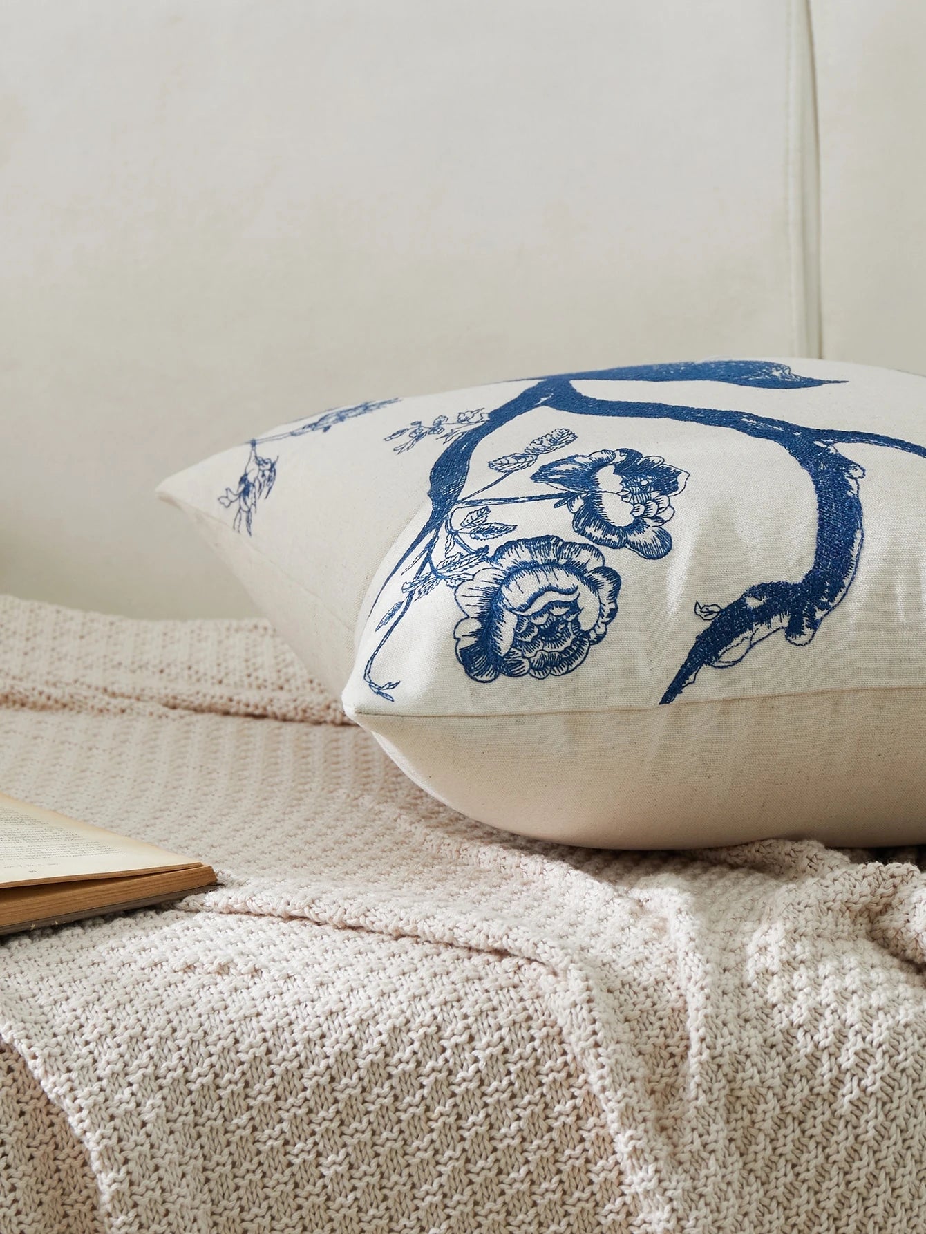 LCUHPCL Embroidered Bird Pattern Pillow Case, No Filling, Suitable For All Seasons