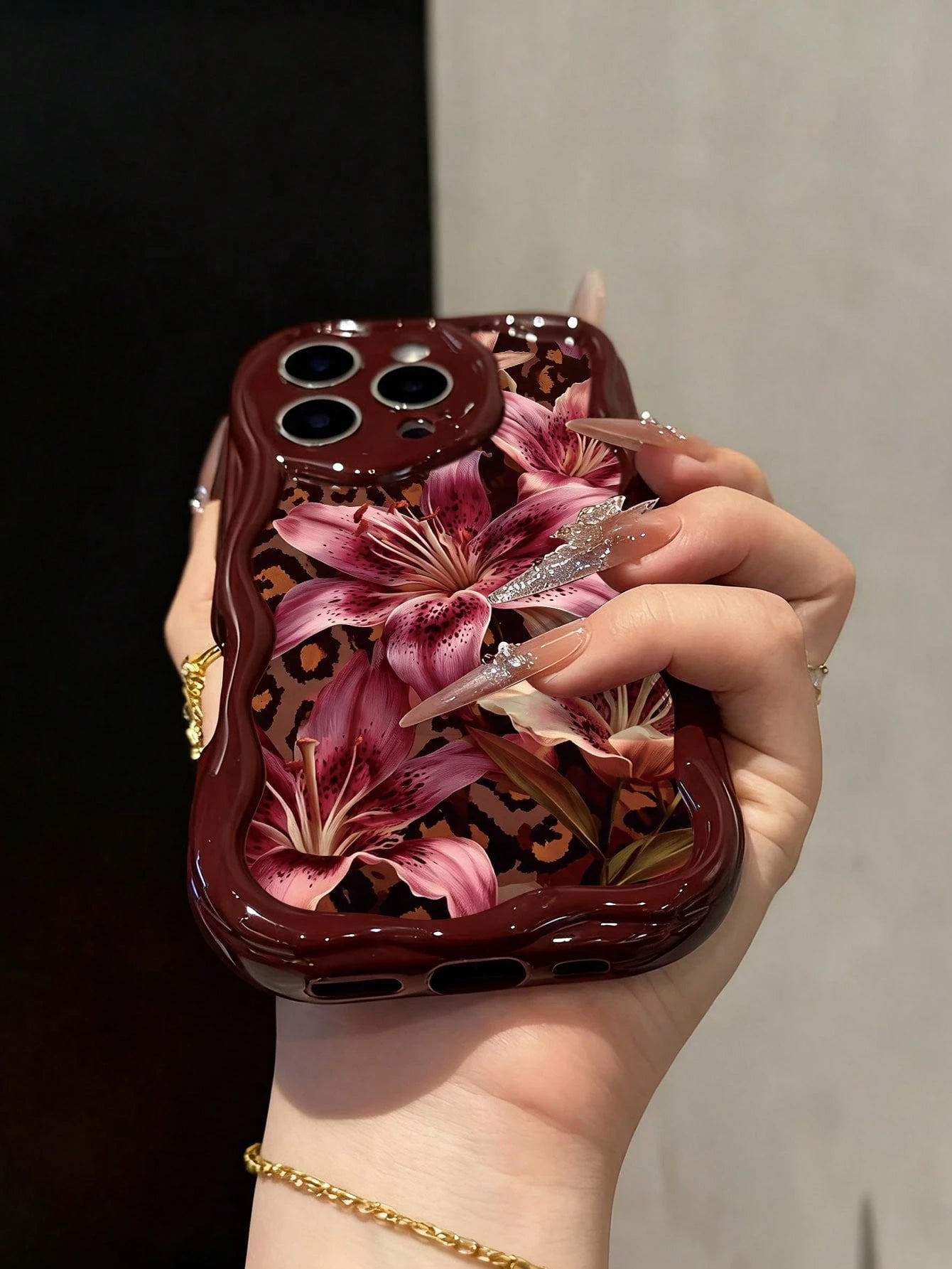 Leopard Print Lily Painted Flat Print Burgundy Color Painted Cream Texture Painted Soft Shell Suitable For IP17/IP17PROMAX/Iphone16//Iphone16pro/Iphone16promax/Iphone15/ XR/7p8p/P12promax/P13promax/P