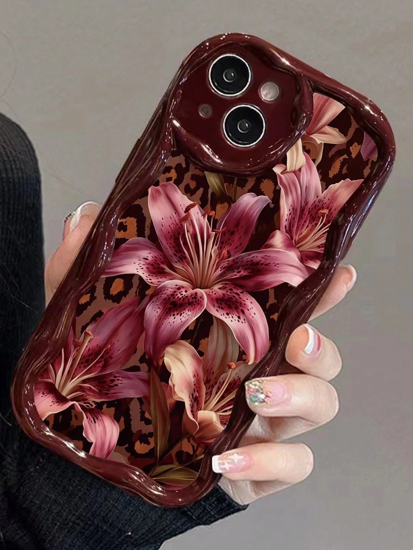 Leopard Print Lily Painted Flat Print Burgundy Color Painted Cream Texture Painted Soft Shell Suitable For IP17/IP17PROMAX/Iphone16//Iphone16pro/Iphone16promax/Iphone15/ XR/7p8p/P12promax/P13promax/P