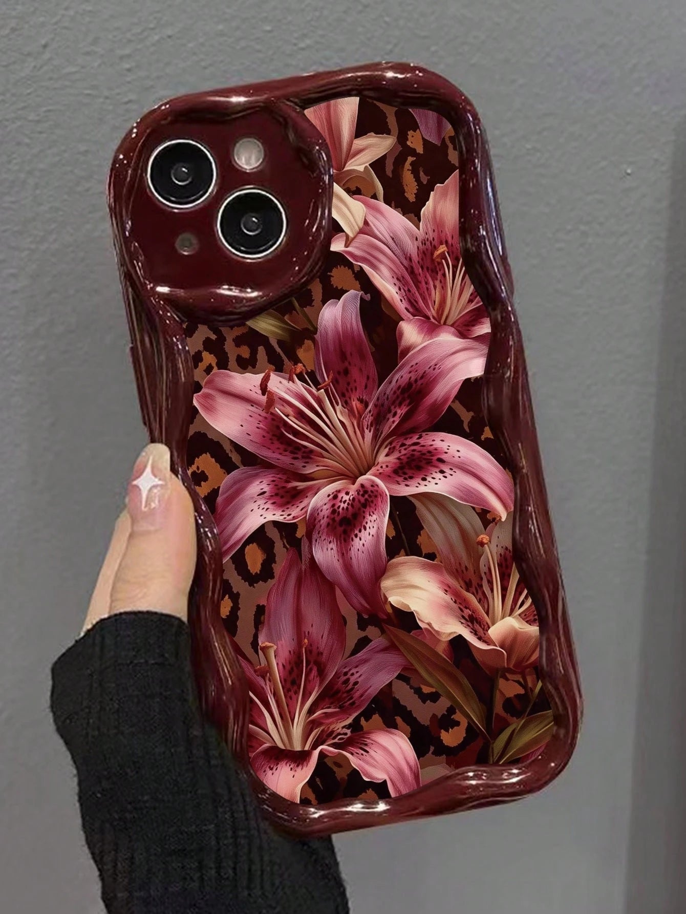 Leopard Print Lily Painted Flat Print Burgundy Color Painted Cream Texture Painted Soft Shell Suitable For IP17/IP17PROMAX/Iphone16//Iphone16pro/Iphone16promax/Iphone15/ XR/7p8p/P12promax/P13promax/P