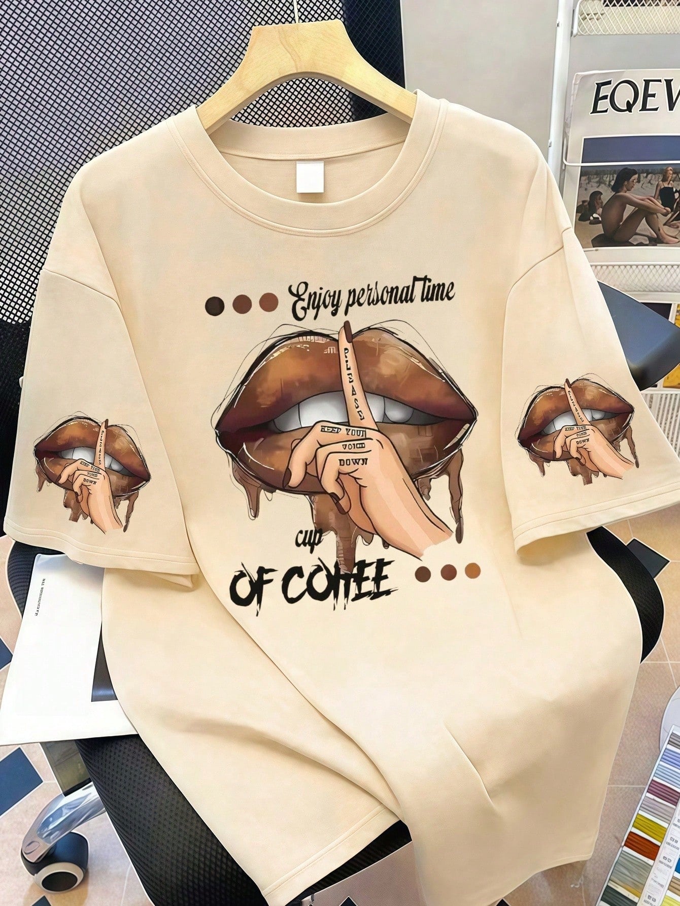 Lip Graphic Print Crew Neck T-Shirt, Plus Size Women's Casual Summer Top, Fashionable Cuff Print Short Sleeve Dot Polka Dot