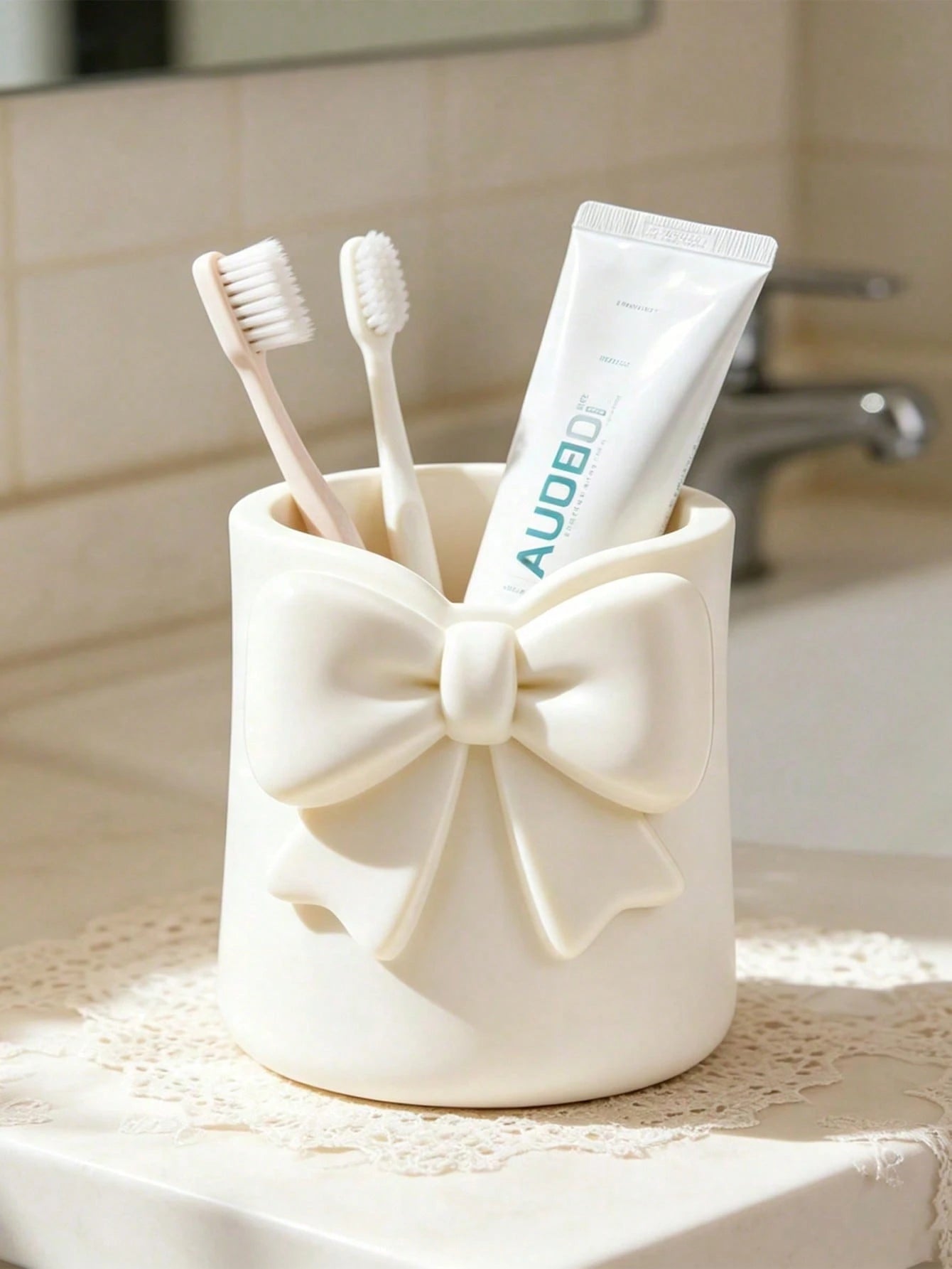 Mini Cream-Colored Bow-Shaped Creative Toothbrush Holder, Can Be Used As A Toothbrush Cup Or Desktop Storage Organizer. It Can Hold Toothbrushes, Toothpaste And Other Items. At The Same Time, It Can A