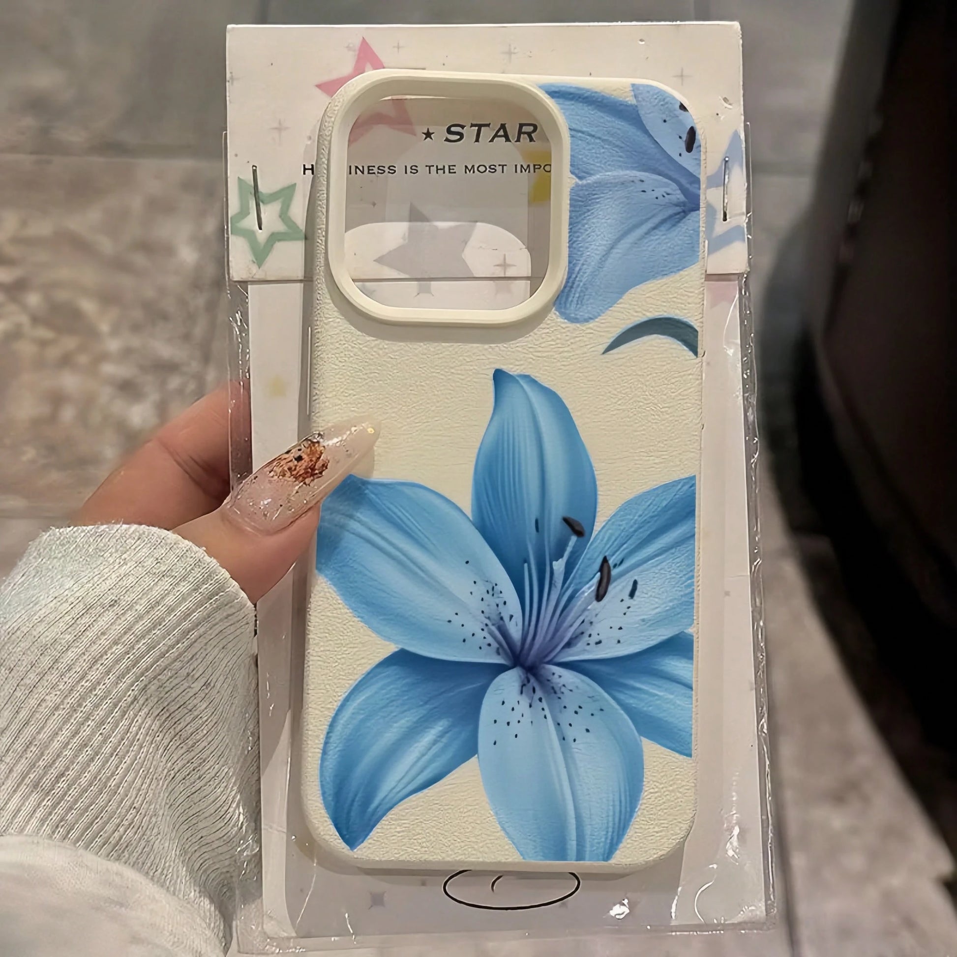 Minimalist Blue Flower White Leather Floral Element Fashion Phone Case Floral Fashion 1pc White Leather Texture Floral Pattern Phone Case, Minimalist Blue Flower Design, Compatible With Apple 16 Pro M