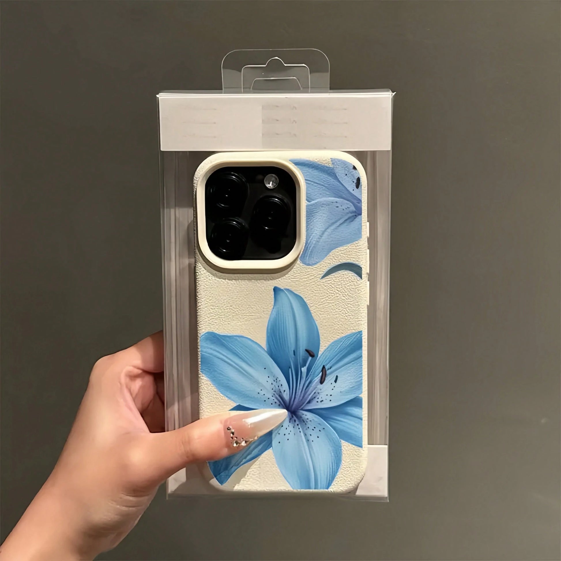 Minimalist Blue Flower White Leather Floral Element Fashion Phone Case Floral Fashion 1pc White Leather Texture Floral Pattern Phone Case, Minimalist Blue Flower Design, Compatible With Apple 16 Pro M