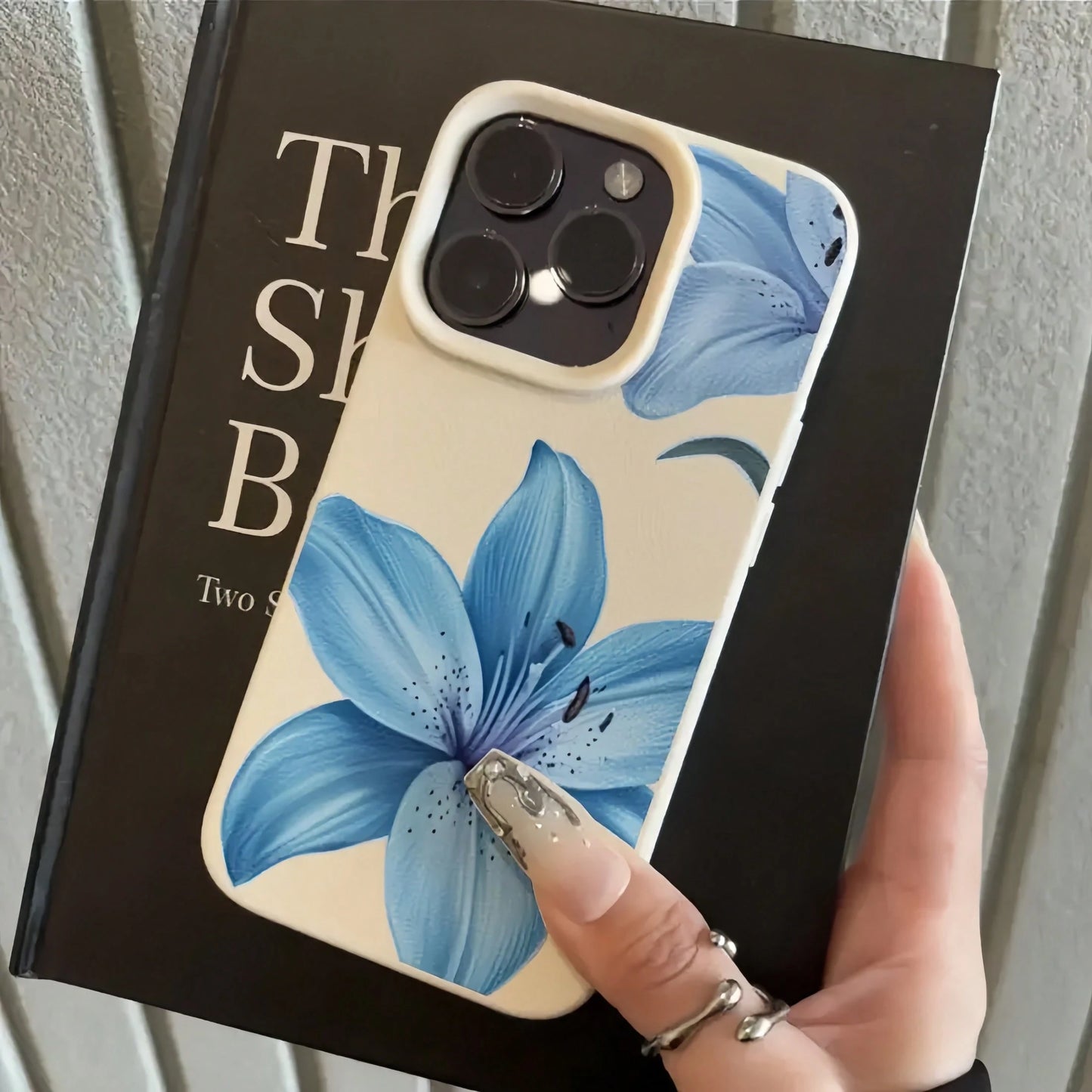 Minimalist Blue Flower White Leather Floral Element Fashion Phone Case Floral Fashion 1pc White Leather Texture Floral Pattern Phone Case, Minimalist Blue Flower Design, Compatible With Apple 16 Pro M