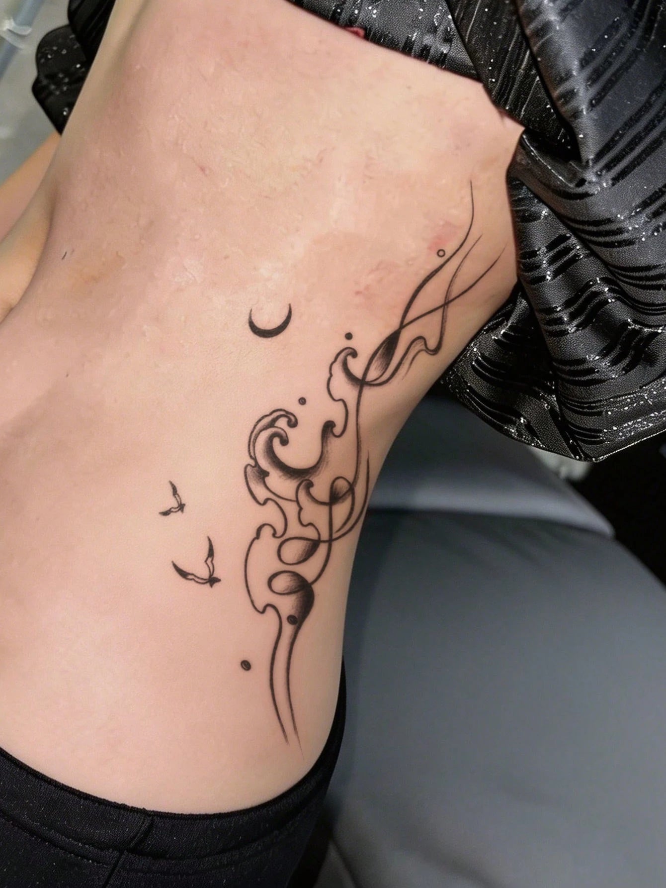 STARTTOOS Large Arm Tattoo Sticker- Black Aesthetic Wave, Bird, Crescent Moon Pattern Spine-Shaped Temporary Tattoo Sticker For Party Gift, Holiday Gift, Arm, Waist, Abdomen, Leg, 1pc/Pack