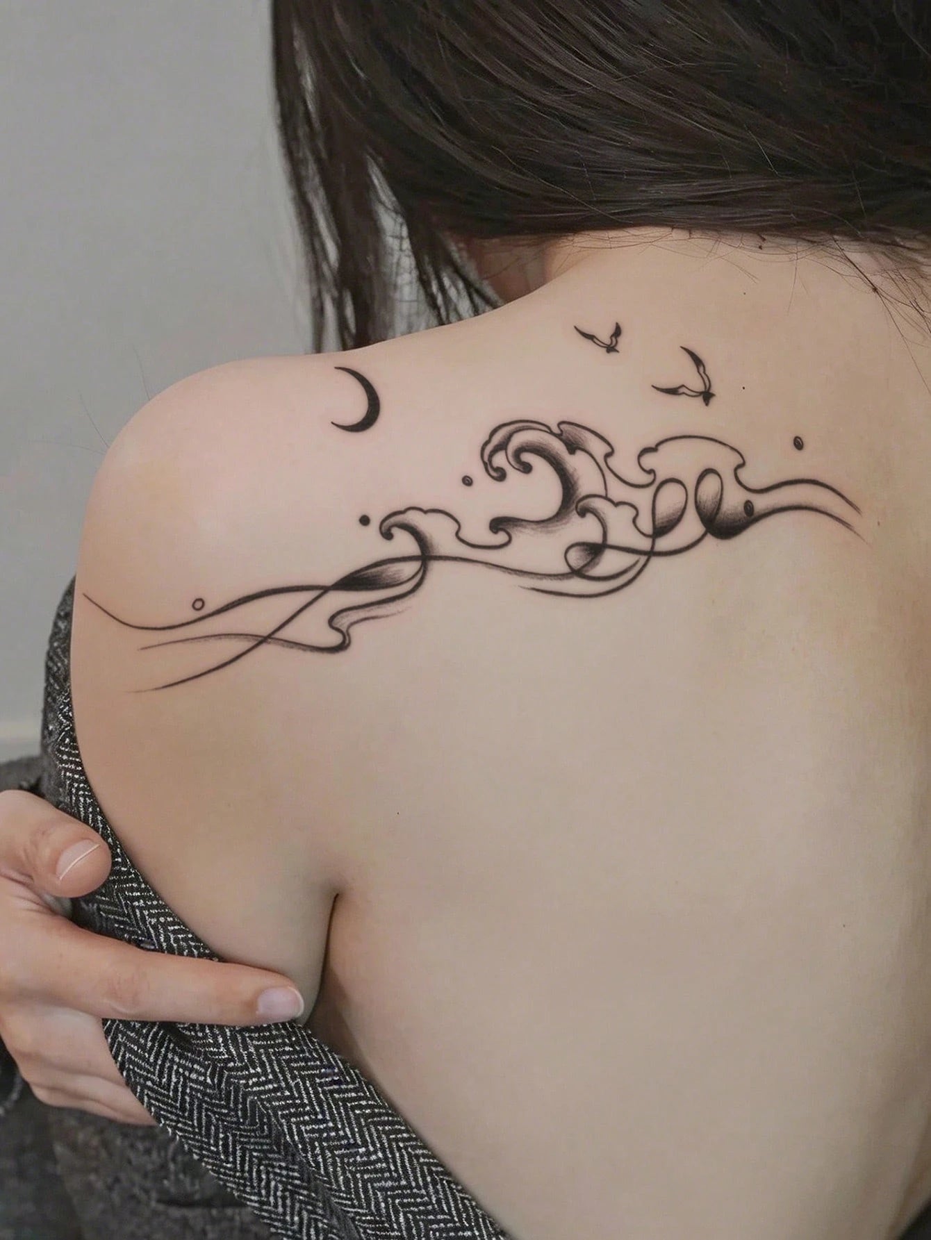 STARTTOOS Large Arm Tattoo Sticker- Black Aesthetic Wave, Bird, Crescent Moon Pattern Spine-Shaped Temporary Tattoo Sticker For Party Gift, Holiday Gift, Arm, Waist, Abdomen, Leg, 1pc/Pack