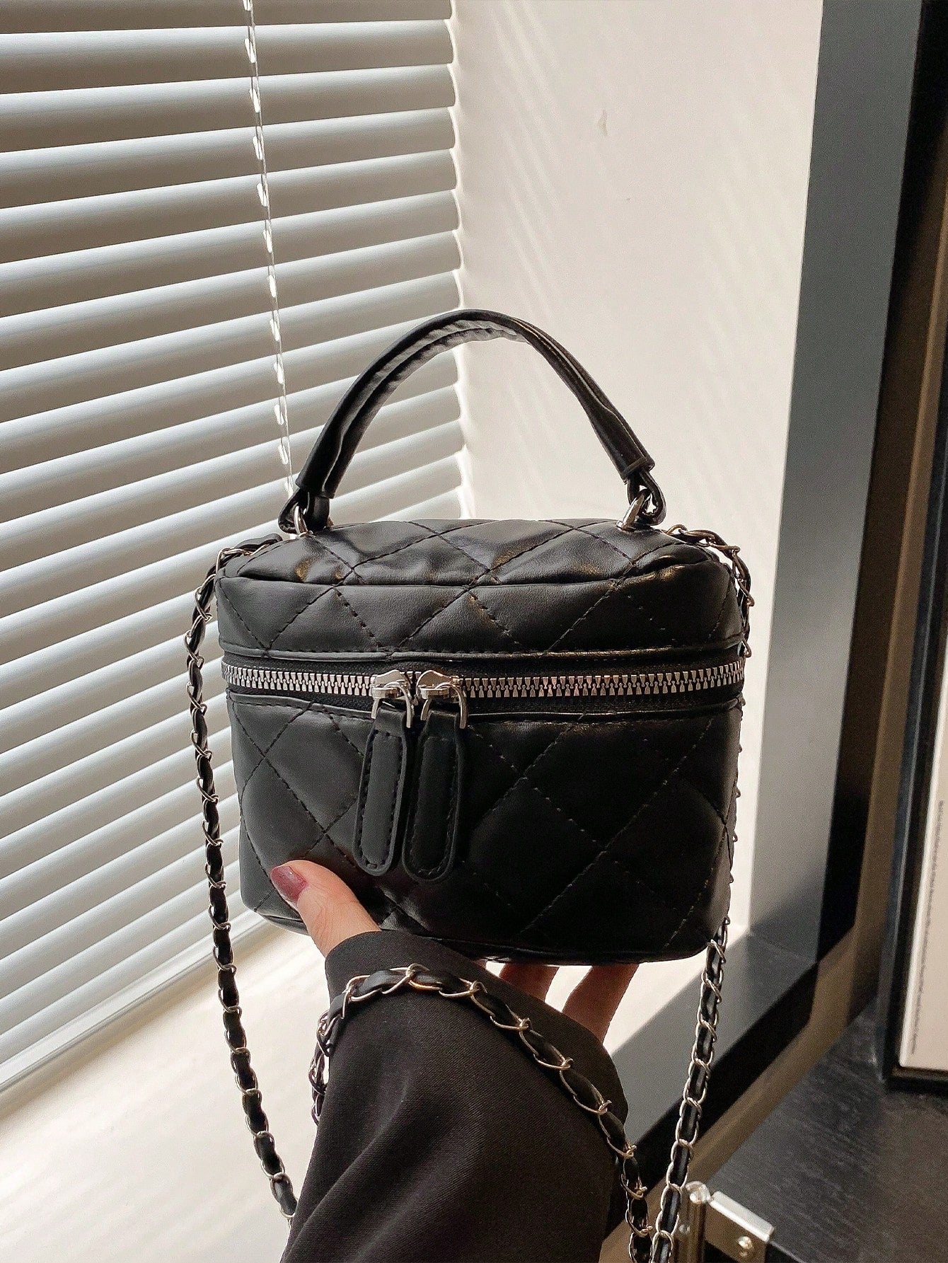 Stylish And Elegant Mini, Solid-Colored, Quilted PU Women's Clutch Bag With Zipper And Distinctive Shoulder Strap, Perfect For Outfits And As A Gift.