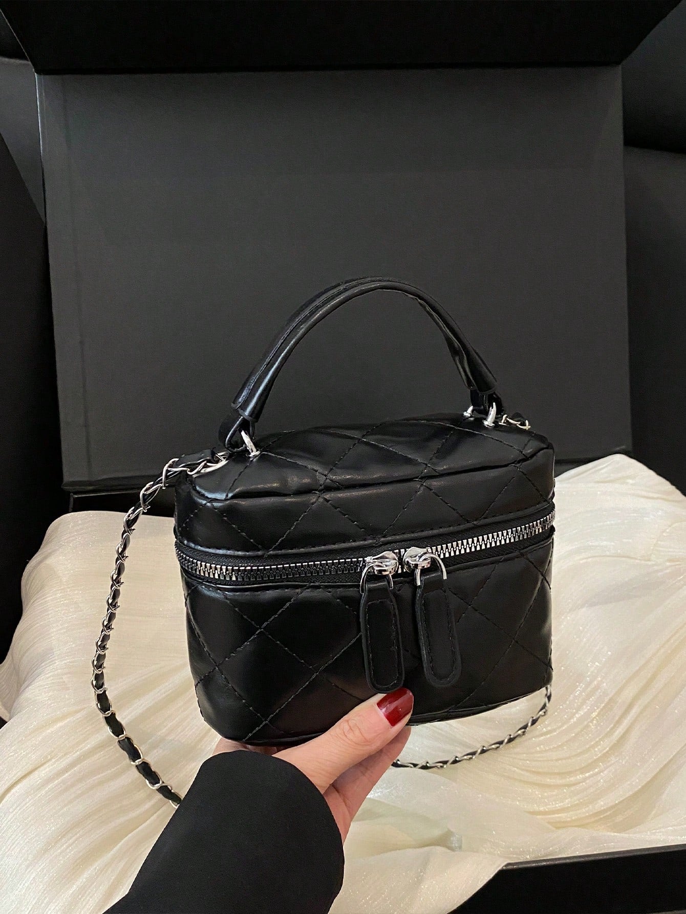 Stylish And Elegant Mini, Solid-Colored, Quilted PU Women's Clutch Bag With Zipper And Distinctive Shoulder Strap, Perfect For Outfits And As A Gift.