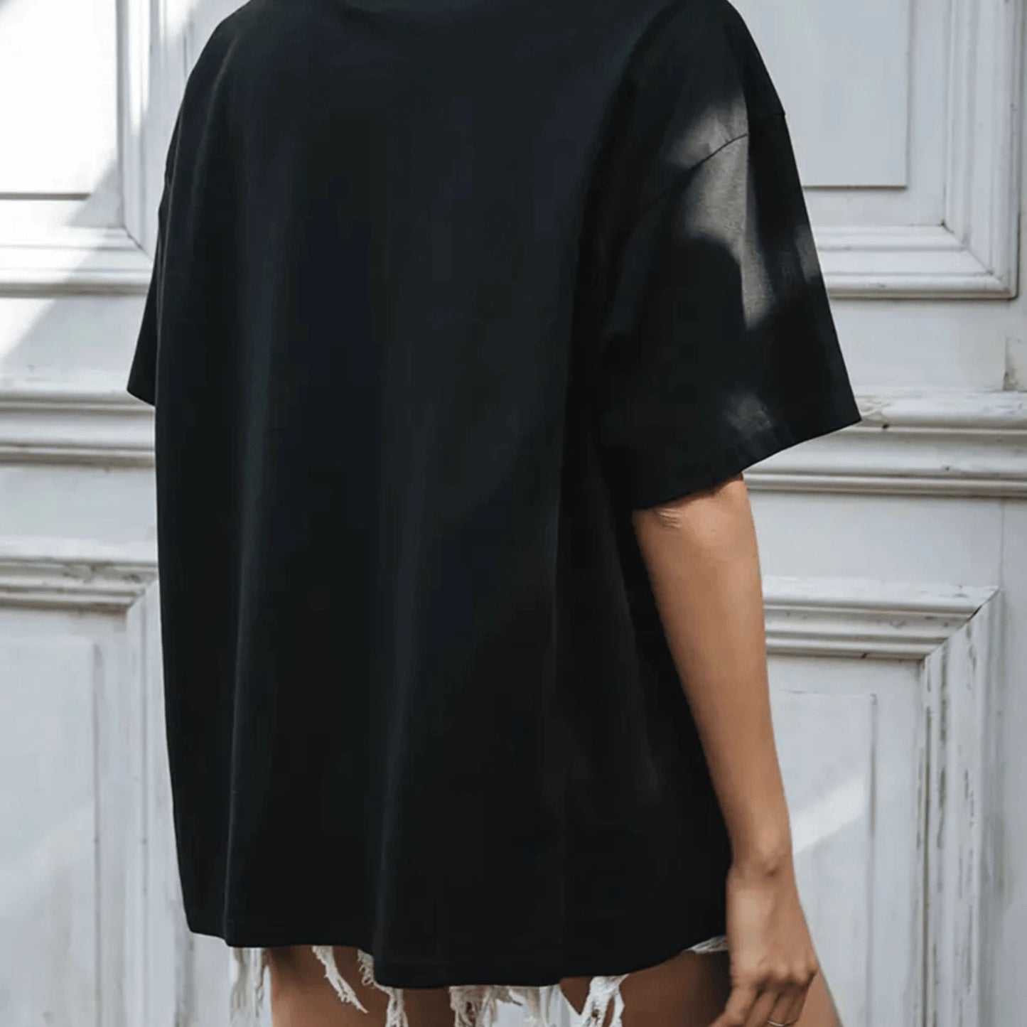 The Fun Slogan "It's Not Just Me, I'm Super Sexy" T-Shirt, Made Of Lightweight And Comfortable Fabric, Is A Stylish Streetwear Piece.