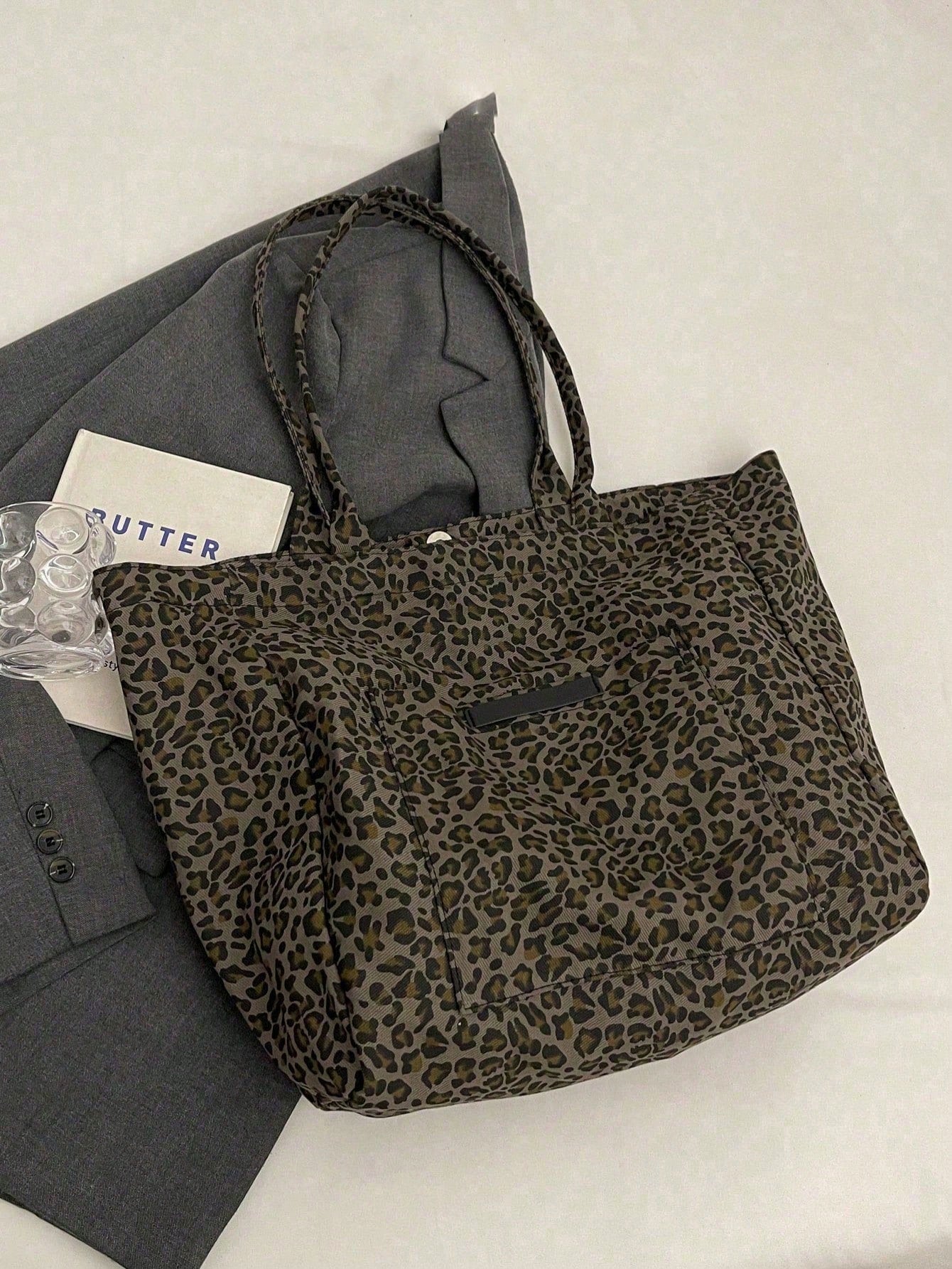 This Leopard Print Large Capacity Tote Bag Features Multiple Pockets And An Open Design, Allowing You To Easily Store And Retrieve Items. With Ample Space, It Can Hold Books And Tablets, Making It Sui