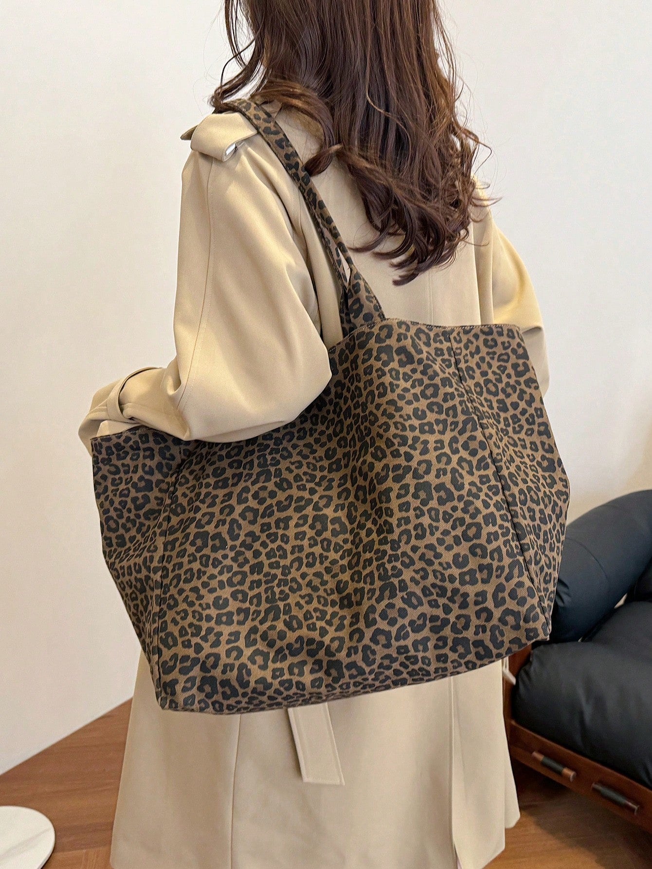 This Leopard Print Large Capacity Tote Bag Features Multiple Pockets And An Open Design, Allowing You To Easily Store And Retrieve Items. With Ample Space, It Can Hold Books And Tablets, Making It Sui