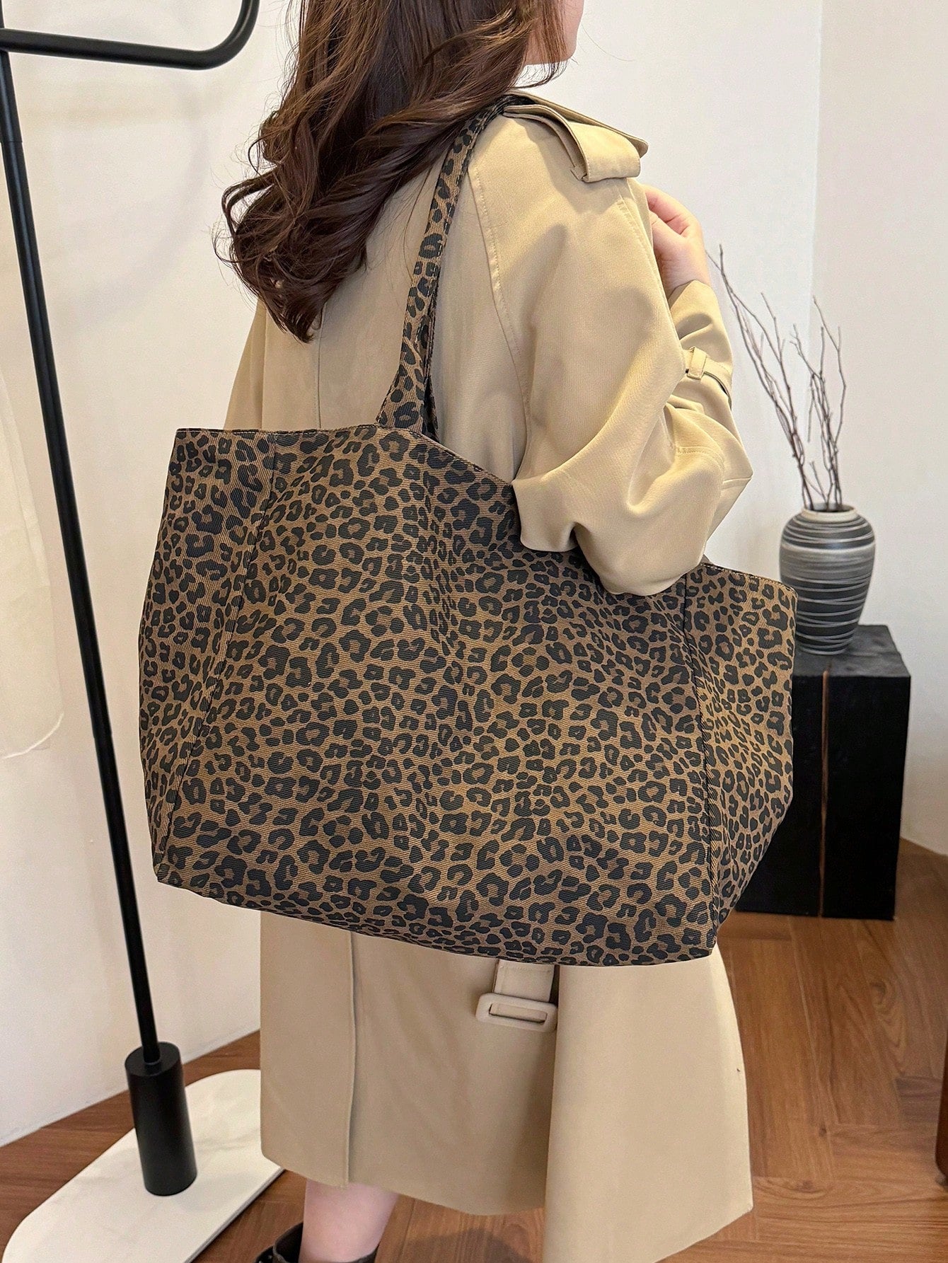 This Leopard Print Large Capacity Tote Bag Features Multiple Pockets And An Open Design, Allowing You To Easily Store And Retrieve Items. With Ample Space, It Can Hold Books And Tablets, Making It Sui