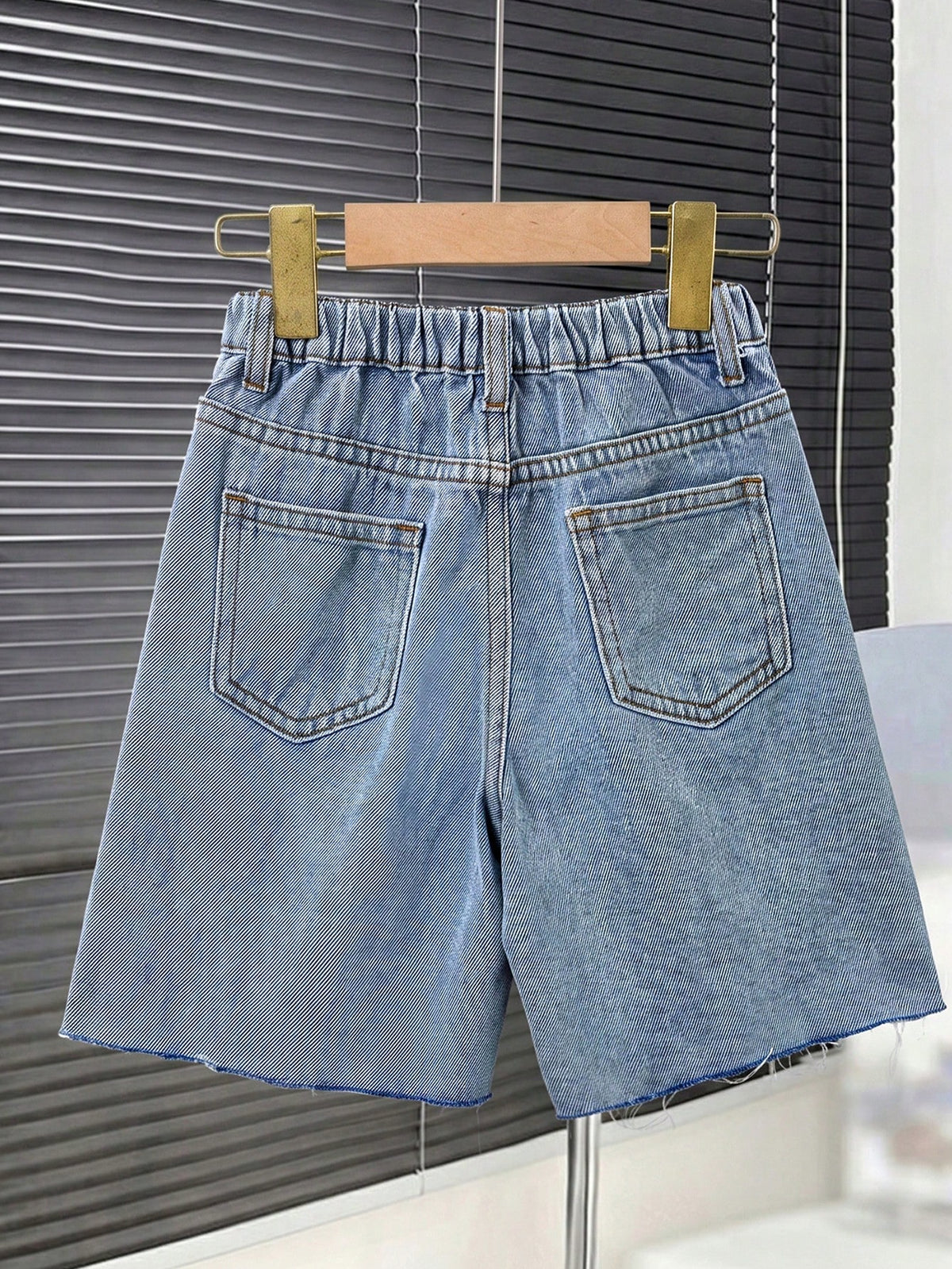 Young Boy Distressed Retro Urban Street Style Basketball Letter Graphic Blue Denim Loose Ripped Frayed Jeans Shorts, For Kids Spring/Summer Dailywear, Streetwear, Vacation For Boys, Birthday For